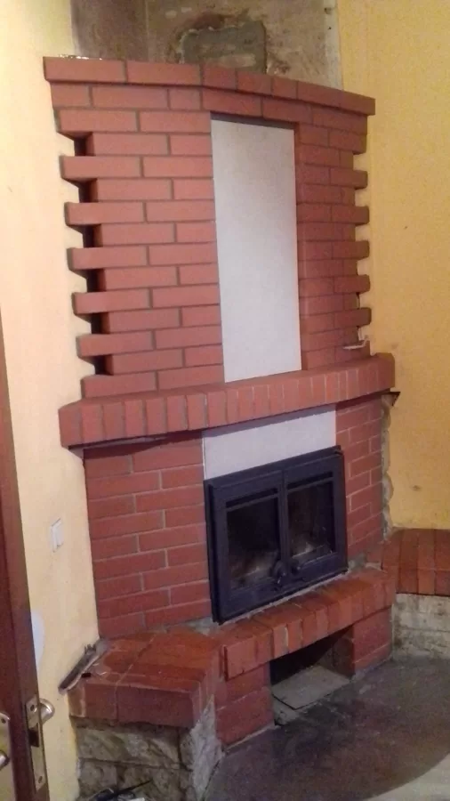 Kamins ar čuguna kurtuvi
